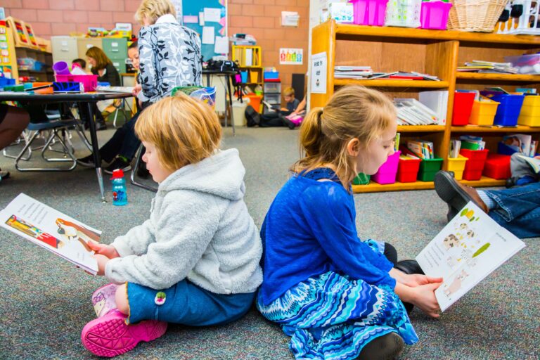 Girls back to back_Laurel